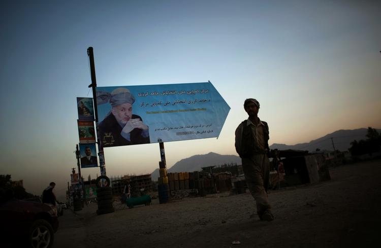 Afghanistans præsident Hamid Karzai kom ikke over 50 procent  af stemmerne ved valget i august. Det siger landets valgkommission, efter 1,3 millioner stemmer blev annuleret på grund af valgsvindel. 