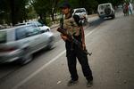 Pakistan er blevet ramt af flere terroranslag de seneste måneder. Her patruljerer en betjent i Islamabads gader. 