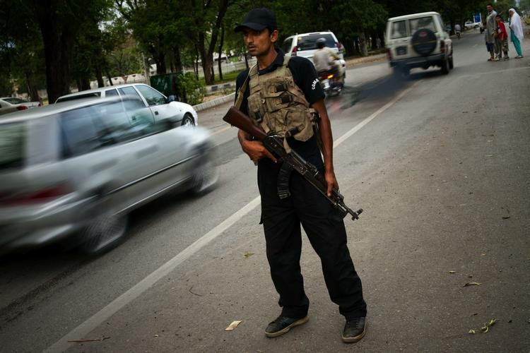 Pakistan er blevet ramt af flere terroranslag de seneste måneder. Her patruljerer en betjent i Islamabads gader. 