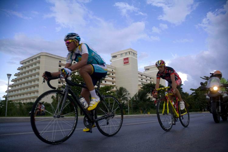 Alberto Contador (tv) og  Alejandro Valverde under et løb i Mexico 17. oktober. Arkivfoto. 