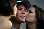 Sprinteren Mark Cavendish er ofte omgivet af skønheder, når han modtager præmier og lykønskninger. Men han har nu fundet sin helt egen skønhedsdronning. Arkivfoto. 
