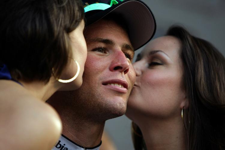 Sprinteren Mark Cavendish er ofte omgivet af skønheder, når han modtager præmier og lykønskninger. Men han har nu fundet sin helt egen skønhedsdronning. Arkivfoto. 