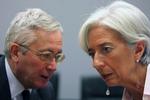 Frankrigs finansminister Christine Lagarde taler med sin italienske kollega, Giulio Tremonti, ved EU's finansministermøde. 