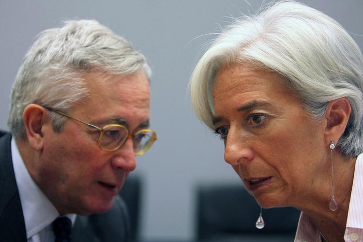Frankrigs finansminister Christine Lagarde taler med sin italienske kollega, Giulio Tremonti, ved EU's finansministermøde. 
