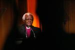 Desmond Tutu støtter rektor, der søger forsoning efter racistisk overgreb på universitetet i den sydafrikanske by Blomfontein. 