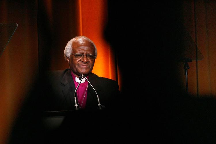 Desmond Tutu støtter rektor, der søger forsoning efter racistisk overgreb på universitetet i den sydafrikanske by Blomfontein. 