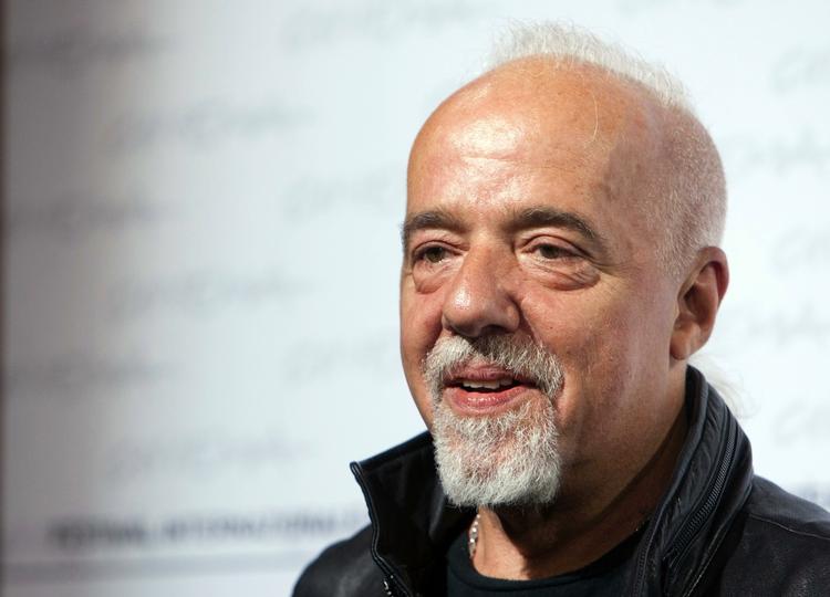 Paulo Coelho skal nu finde sig et nyt forlag at udgive sine bøger på i Danmark. Her ses han ved filmfestivalen i Rom, hvor filmatiseringen af hans 'The Experimental Witch' blev vist i juni. Arkivfoto. 