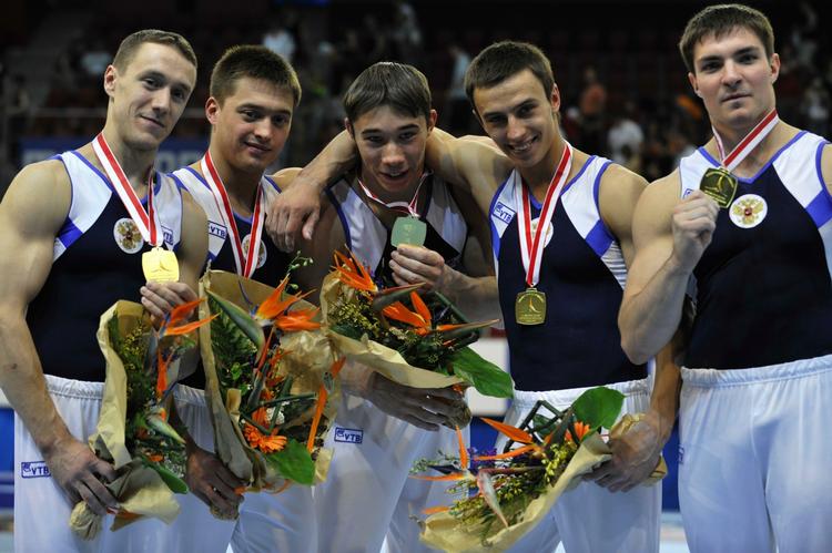 Jurij Ryazov, i midten, på podiet ved VM i gymnastik i sidste uge. Arkivfoto. 