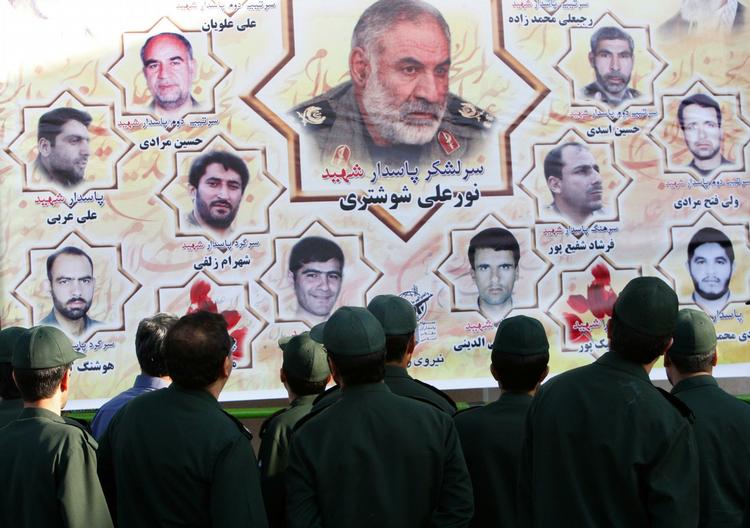 Medlemmer af den Iranske Revolutionsgarde kigger på en plakat med de kolleger, der blev dræbt af selvmordsbomben i sidste uge. 