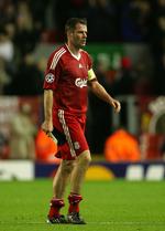 Jamie Carragher og Liverpool tabte i aftes på hjemmebane til Lyon. På søndag venter Manchester United. 