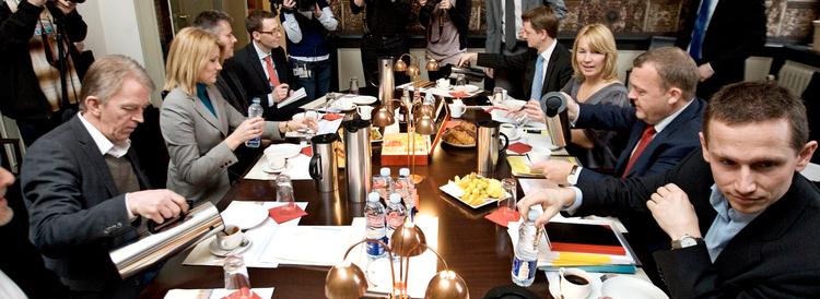 Socialdemokraterne og SF til forhandlinger om skat i Finansministeriet. Til venstre formand for SF Villy Søvndal og formand for Socialdemokraterne Helle Thorning-Schmidt. 