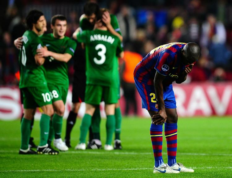 FC Barcelonas Yaya Toure er en knækket mand efter hans hold tabte til upåagtede Rubin Kazan fra Rusland. Toures træner tager dog nederlaget pænt. 
