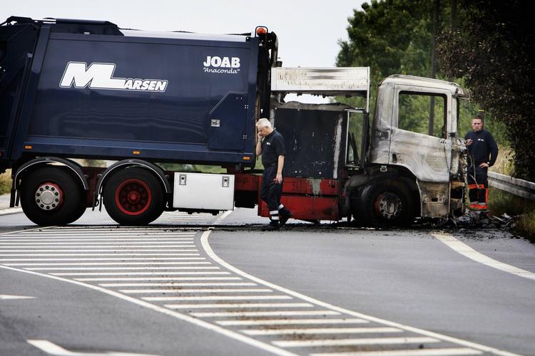 En udbrændt skraldebil skulle forhindre politiet i at sætte efter røvere, som ved et gigantkup mod Dansk Værdihåndtering i 2008 slap afsted med 60 mio. kroner. 