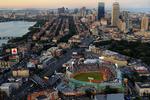 En mand fra Boston-området er anholdt for at have planlagt flere terrorangreb i USA. Et af angrebene skulle ifølge FBI ramme et indkøbscenter. 