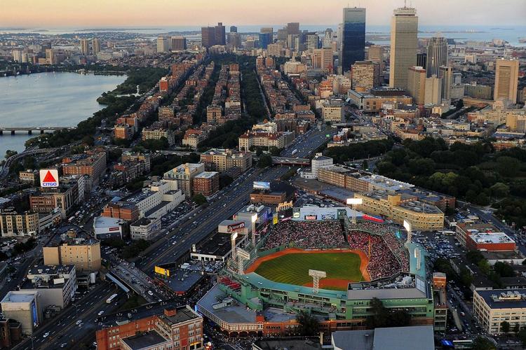 En mand fra Boston-området er anholdt for at have planlagt flere terrorangreb i USA. Et af angrebene skulle ifølge FBI ramme et indkøbscenter. 