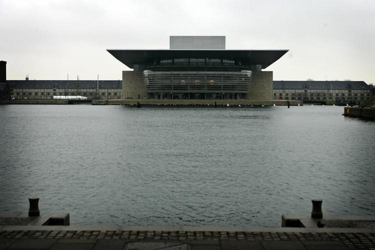 Københavns Kommune vil forbinde Operaen med Skuespilhuset med en bro, der går via Nyhavn og Christianshavn. 