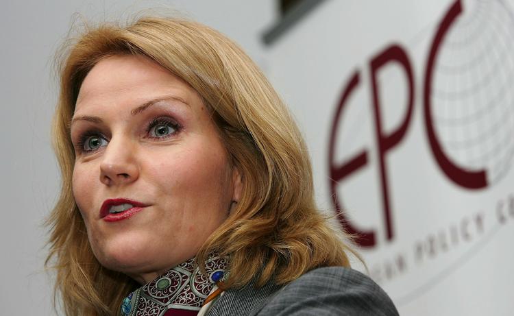 Helle Thorning giver igen på Ritt Bjerregaard kritik af Socialdemokraternes linje. 