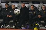 Med den tidligere Brøndbytræner Rene Meulensteen ved sin side ser Alex Ferguson sit hold spille den 14. udekamp i træk i Champions League uden nederlag. 