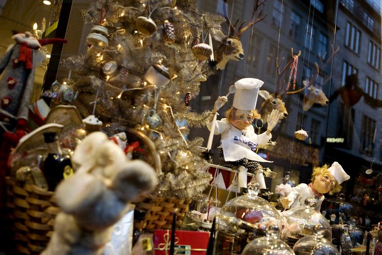 Om kort tid er der pyntet op igen til jul i landets butikker. Spørgsmålet er, hvor mange kunder, de trækker til. 