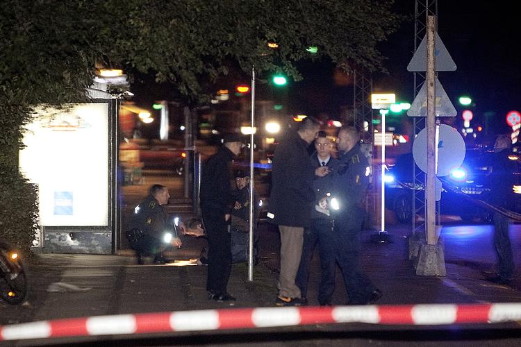 Lindevangsparken i lørdags, hvor en 18-årig mand, som angiveligt skulle mødes med en kammerat, blev skudt ned. 