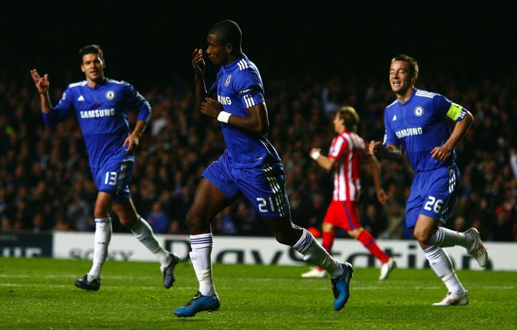 Salomon Kalou (midt) har scoret for Chelsea mod Atletico Madrid og fejrer målet sammen med Michael Ballack (tv) og John Terry. 