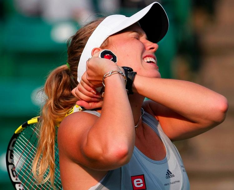 Caroline Wozniacki sagde nej tak til i præmiepenge og modtog efter den afbrudte kamp mod Anne Kremer masser af ros for sportsmanship. Men nu er danskeren blevet beskyldt for spillefusk. Arkivfoto. 