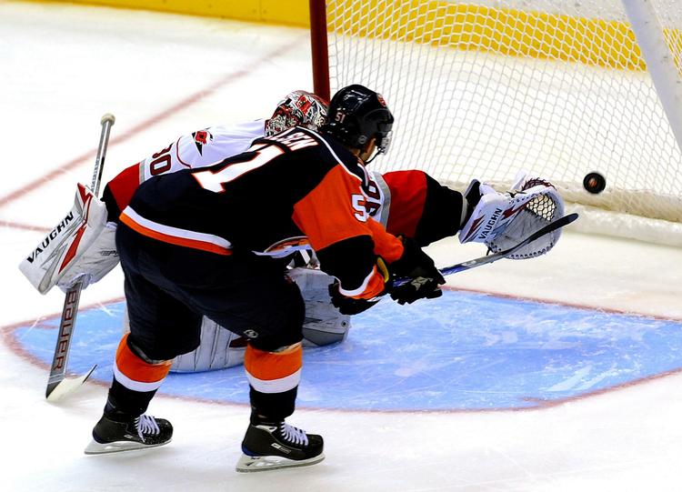 Frans Nielsen passerer Carolina Hurricanes målmand under straffeslagskonkurrencen. 