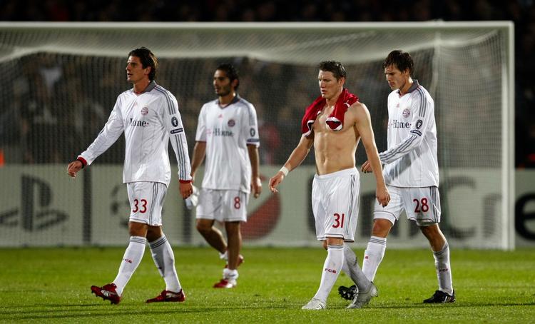 Slukørede Bayern-spillere forlader stadion efter nederlaget til Bordeaux. 