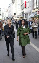 55-årige Oprah Winfrey går her en tur ned af Strøget med Nanna Norup under sit besøg i Danmark. 
