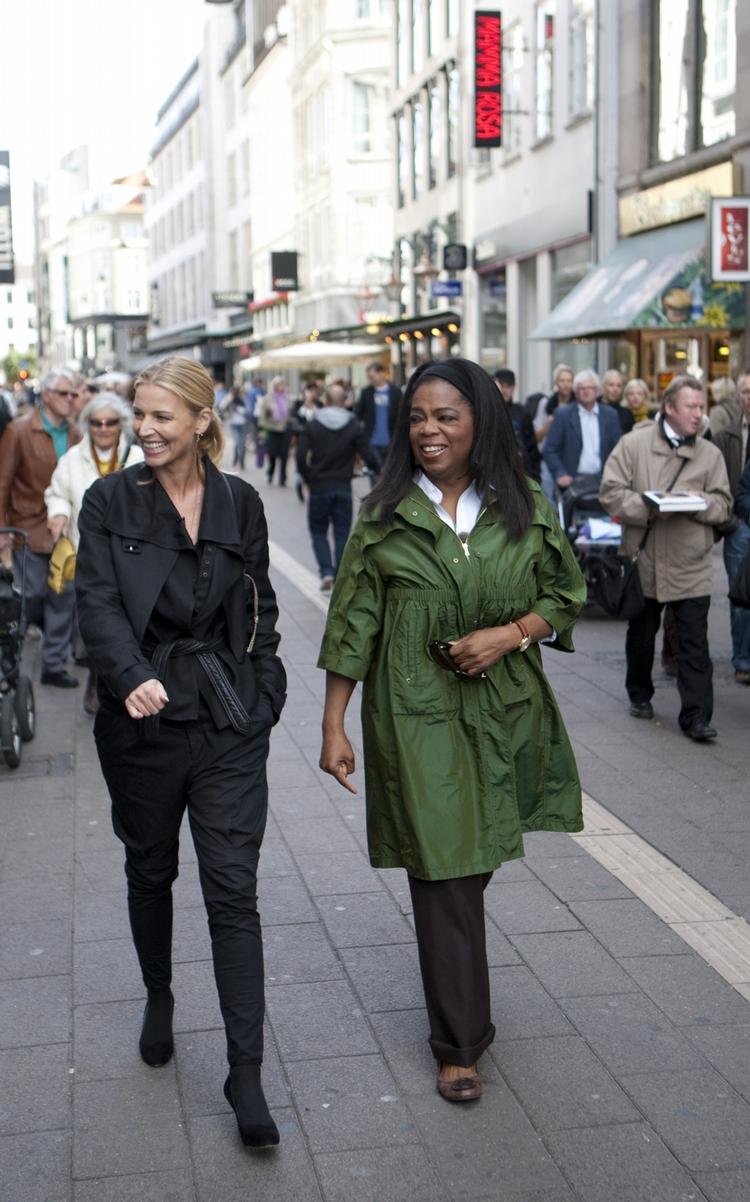 55-årige Oprah Winfrey går her en tur ned af Strøget med Nanna Norup under sit besøg i Danmark. 