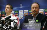 En trængt manager for Liverpool, Rafael Benitez (th), til pressemøde forud for Champions League-kampen mod Lyon sammen med klubbens danske forsvarsspiller Daniel Agger. Arkivfoto. 