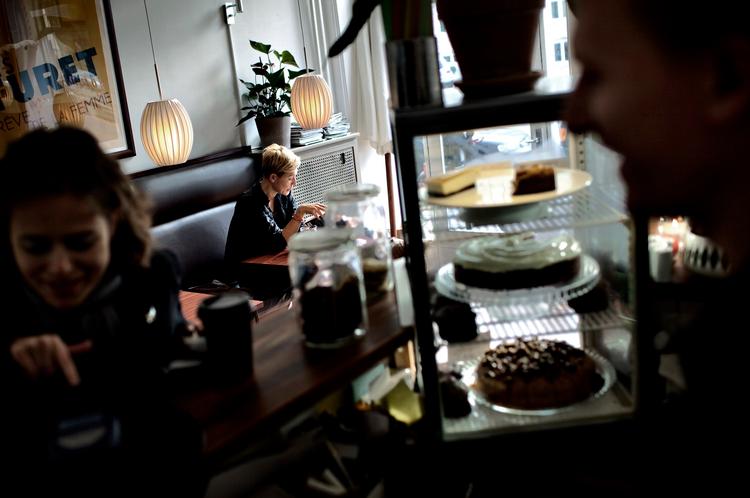 Kleist får meget ud af sit mikroskopiske køkken - blandt andet gode kager. Foto: Joachim Adrian 