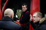 Arbejdsmænd føler sig truet efter strejkende skraldemænd stopper dem, for at spørge, »hvad de har gang i«. 