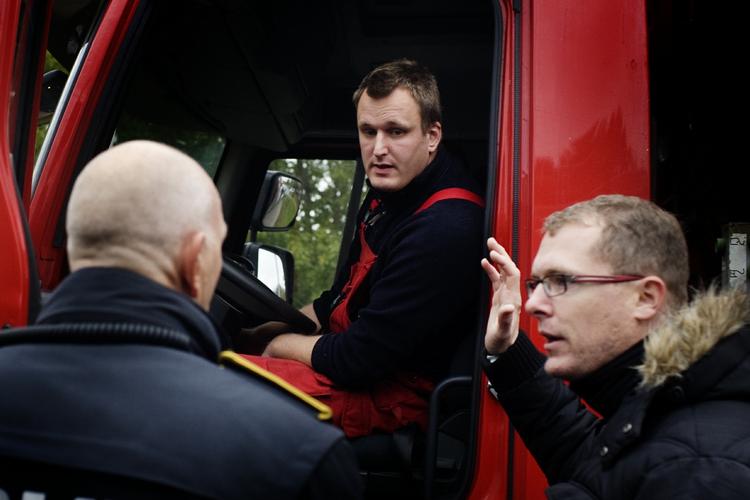 Arbejdsmænd føler sig truet efter strejkende skraldemænd stopper dem, for at spørge, »hvad de har gang i«. 