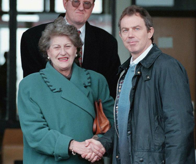 Biljana Plavsic, da hun i 1997 stadig sad ved magtens højbord, her i selskab med daværende britiske premierminister Tony Blair. 