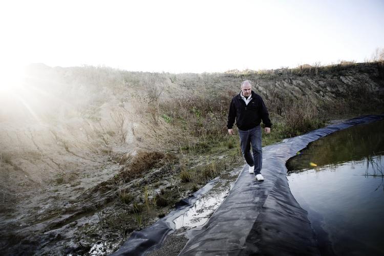 Réne Kloe er an af de lejere, der er havnet i klemme, efter at hans udlejer, boligspekulanten Christian Corell, er gået konkurs. Revnede gulve, skimmelsvamp og ubrugelige udeområder er en del af hverdagen for ham og hans naboer. 