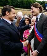 »Jeg ønsker ikke en sejr, der vil være tynget af en mistanke«, siger Jean Sarkozy - her fotograferet sammen med sin far. 