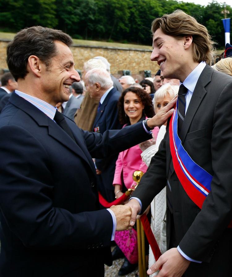 »Jeg ønsker ikke en sejr, der vil være tynget af en mistanke«, siger Jean Sarkozy - her fotograferet sammen med sin far. 