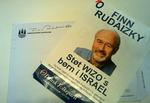 I valgmaterialet står der: »Finn Rudaizky - støt WIZO's børn i Israel - og husk også at støtte Finn Rudaizky's genvalg til Borgerrepræsentationen samt nyvalg til Region Hovedstaden«. 