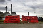 I går havde de fyrede skraldemænd hængt bannere op foran Amagerværket. Igen i dag er en mindre gruppe på plads for at hindre vogne fra deres tidligere skralderuter i at aflevere affald. 