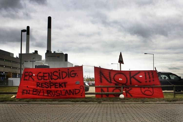 I går havde de fyrede skraldemænd hængt bannere op foran Amagerværket. Igen i dag er en mindre gruppe på plads for at hindre vogne fra deres tidligere skralderuter i at aflevere affald. 