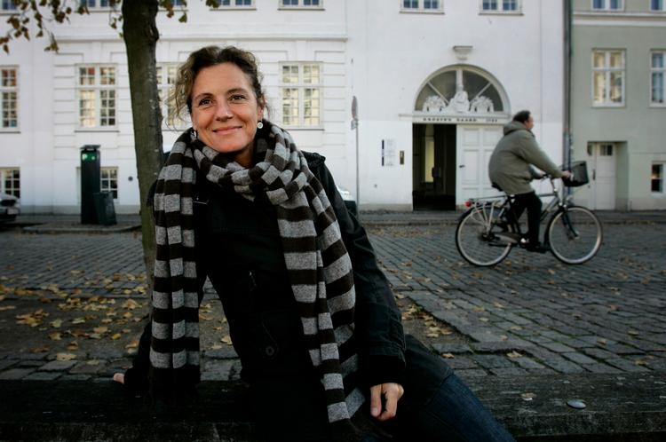 I sin første spillefilm, 'Over gaden under vandet', opsummerer Charlotte Sieling alt, hvad hun tematisk har på hjerte som voksen kvinde med en skilsmisse og to fraflyttede børn bag sig. Foto: Finn Frandsen 