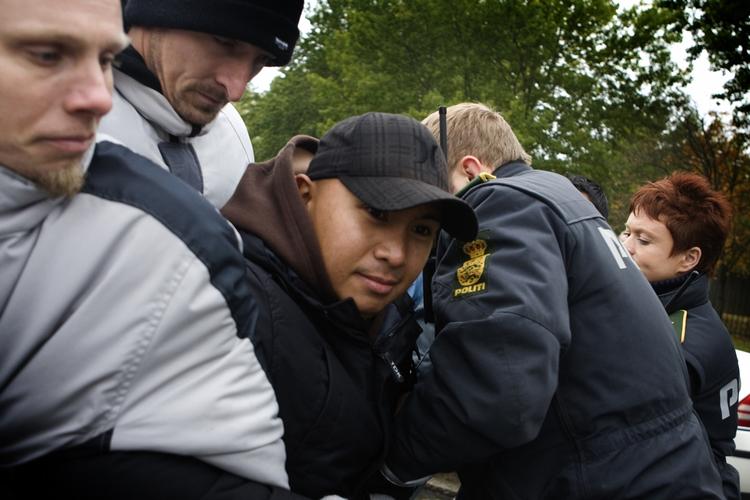 I går var der masen og puffen mellem blokerende skraldemænd og politi. I dag blev to anholdt og sendt væk fra Vestforbrændingen. 