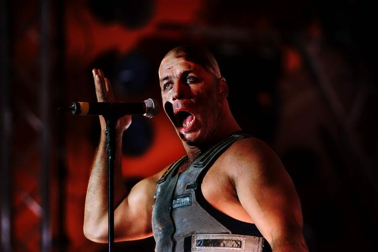 Rammsteins forsanger Till Lindemann ses her ved en optræden på Roskilde Festival i 2002. Arkivfoto. 