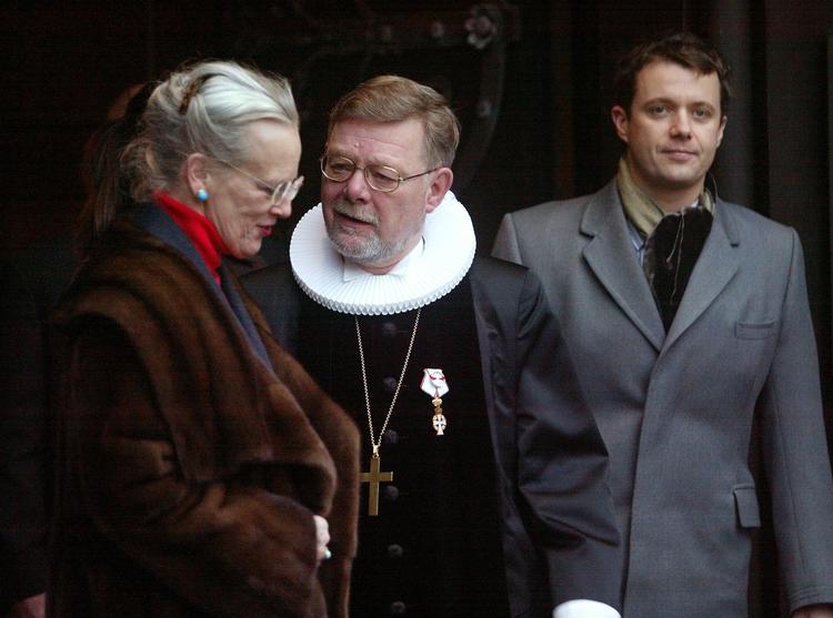 Kongefamilien til julegudstjeneste i Århus Domkirke med biskop Kjeld Holm, der nu beskylder regeringen for at mangle mod. Arkivfoto 