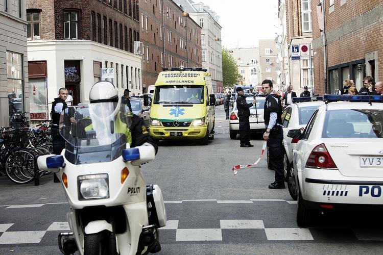 Den skudramte mand køres væk efter angrebet i Baggesensgade i april. Arkivfoto. 