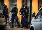Betjente under våbenransagning ved internetcafé i Rantzausgade nær Blågårds Plads. Arkivfoto. 