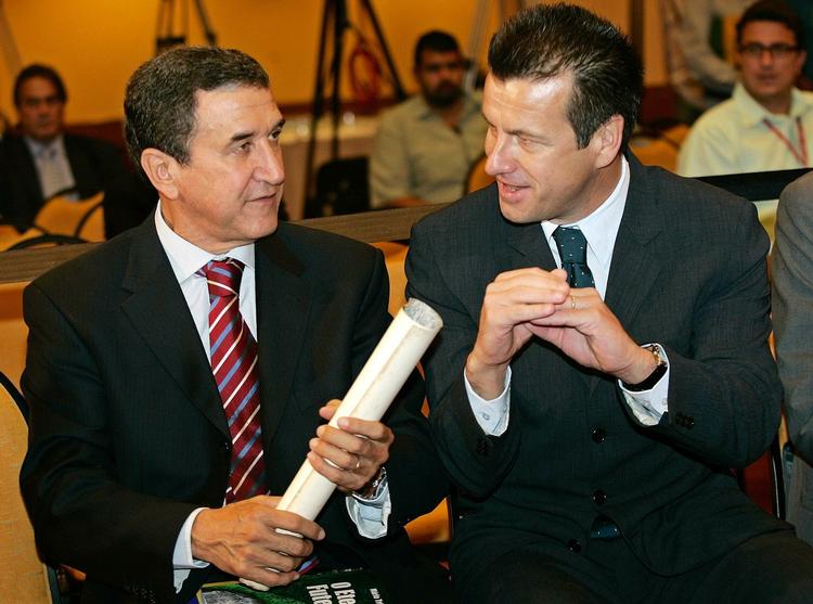 Et par brasilianske trænere mødes i Sydafrika: Carlos Alberto Parreira (tv.) som træner for værtsnationen, Carlos Dunga som træner for Brasilien. Arkivfoto. 