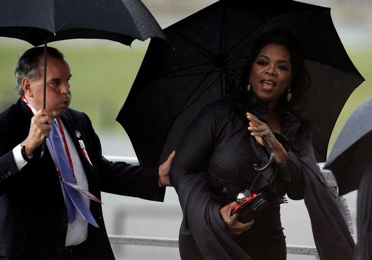 OPrah Winfrey ankom til København i regnvejr. til venstre Chicagos borgmester Richard M. Daley. 