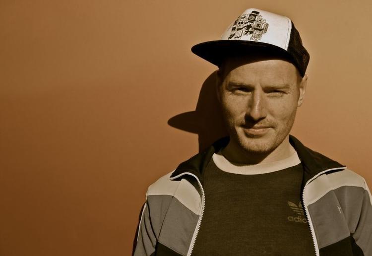 Danske Espen Sørensen megahitter lige nu på den afrikanske musikscene med sit debutalbum 'Tuko Pamoja'. I Danmark er han næsten ukendt, men spiller koncert til den danske prisuddeling World Music Awards lørdag 24. oktober i Copenhagen Jazzhouse. 